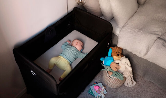 Baby comfortably sleeping in the Bugaboo Stardust play yard with zip-in bed